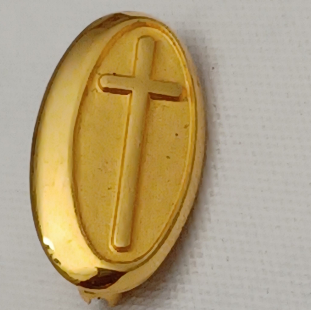 VINTAGE 10K GOLD OVAL CROSS PIN.